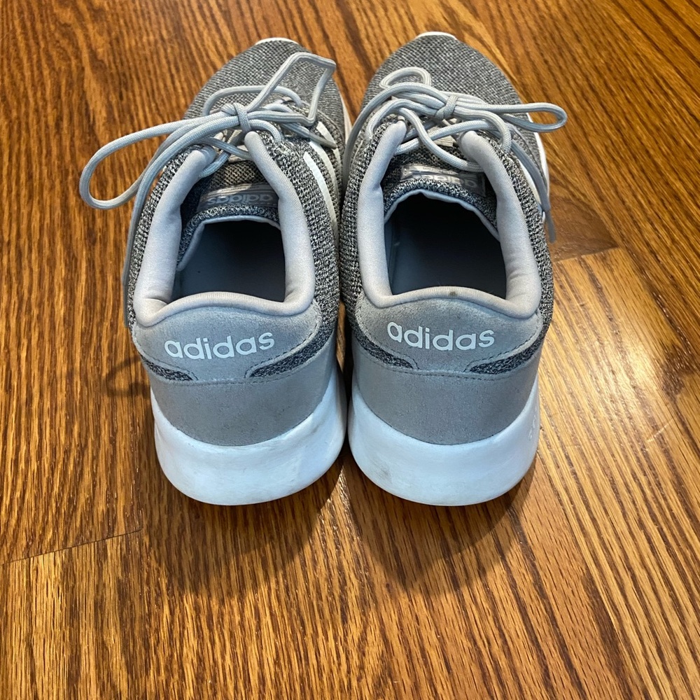 Women adidas sneakers size 8.5 - Picture 3 of 4